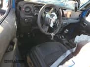 ✅ 2024 Jeep Wrangler Rubicon • VIN: 1C4PJXCG1RW298288 • Lot: 81371914. Wystawiony na Copart z przebiegiem 4 445 mil. Bezpłatny archiwum sprzedaży aukcyjnych z USA i szczegółowy raport historii pojazdu na DreamBid. Zdjęcie 8.