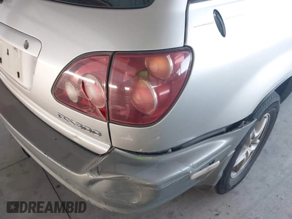 ✅ 1999 Lexus RX 300 • VIN: JT6HF10U5X0015783 • Lot: 43029991. Wystawiony na IAAI z przebiegiem 218 952 mil. Bezpłatny archiwum sprzedaży aukcyjnych z USA i szczegółowy raport historii pojazdu na DreamBid. Zdjęcie 6.