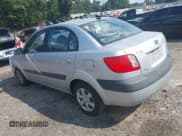✅ 2009 Kia Rio LX • VIN: KNADE223296459124 • Lot: 43130896. Wystawiony na IAAI z przebiegiem 129 998 mil. Bezpłatny archiwum sprzedaży aukcyjnych z USA i szczegółowy raport historii pojazdu na DreamBid. Zdjęcie 3.