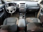 ✅ 2015 Kia Sorento LX • VIN: 5XYKT4A78FG581706 • Lot: 67238725. Wystawiony na Copart z przebiegiem 149 315 mil. Bezpłatny archiwum sprzedaży aukcyjnych z USA i szczegółowy raport historii pojazdu na DreamBid. Zdjęcie 8.