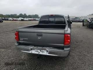 2006 Dodge Dakota SLT z VIN 1D7HE48K36S656505, wystawiony jako Copart lot #72613124 z przebiegiem 71 075 mil mil oraz Szkoda całkowita • Salvage title. Historia ofert i sprzedaży dostępna na DreamBid. Obrazek 6.