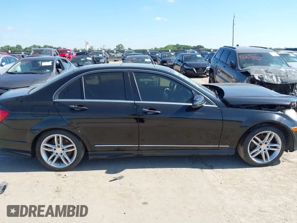 ✅ 2014 Mercedes-Benz C 250 Sport • VIN: WDDGF4HB3EG205312 • Lot: 42187909. Wystawiony na IAAI z przebiegiem 136 079 mil. Bezpłatny archiwum sprzedaży aukcyjnych z USA i szczegółowy raport historii pojazdu na DreamBid. Zdjęcie 13.