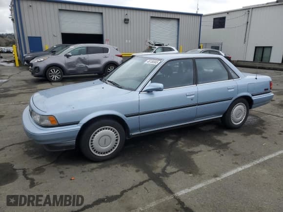 ✅ 1990 Toyota Camry • VIN: JT2VV22EXL3011563 • Lot: 46136565. Wystawiony na Copart z przebiegiem 63 819 mil. Bezpłatny archiwum sprzedaży aukcyjnych z USA i szczegółowy raport historii pojazdu na DreamBid. Zdjęcie 1.