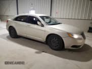 ✅ 2013 Chrysler 200 LX • VIN: 1C3CCBAG6DN721982 • Lot: 90348255. Wystawiony na Copart z przebiegiem 125 209 mil. Bezpłatny archiwum sprzedaży aukcyjnych z USA i szczegółowy raport historii pojazdu na DreamBid. Zdjęcie 4.