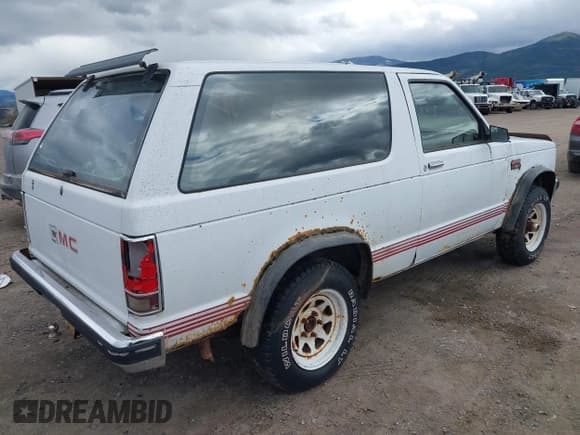 ✅ 1985 GMC Jimmy • VIN: 1G5CT18B1F0504282 • Lot: 42131565. Wystawiony na IAAI z przebiegiem 3 938 mil. Bezpłatny archiwum sprzedaży aukcyjnych z USA i szczegółowy raport historii pojazdu na DreamBid. Zdjęcie 4.
