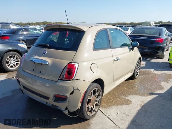 ✅ 2012 FIAT 500 Sport • VIN: 3C3CFFBR3CT128674 • Lot: 43654697. Wystawiony na IAAI z przebiegiem 197 607 mil. Bezpłatny archiwum sprzedaży aukcyjnych z USA i szczegółowy raport historii pojazdu na DreamBid. Zdjęcie 4.