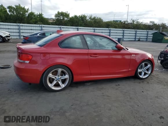 ✅ 2009 BMW 1 Series 135i • VIN: WBAUC73559VK95229 • Lot: 55657105. Wystawiony na Copart z przebiegiem 130 207 mil. Bezpłatny archiwum sprzedaży aukcyjnych z USA i szczegółowy raport historii pojazdu na DreamBid. Zdjęcie 3.