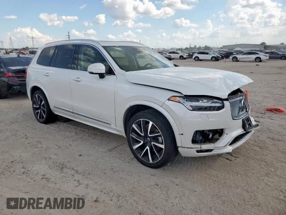 ✅ 2023 Volvo XC90 Plus • VIN: YV4L12PN7P1985471 • Lot: 84774675. Wystawiony na Copart z przebiegiem 52 374 mil. Bezpłatny archiwum sprzedaży aukcyjnych z USA i szczegółowy raport historii pojazdu na DreamBid. Zdjęcie 4.