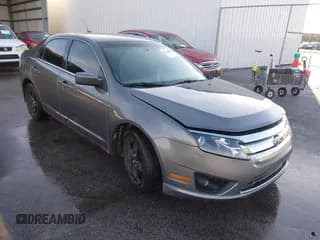 ✅ 2010 Ford Fusion SE • VIN: 3FAHP0HA6AR396339 • Lot: 43716455. Wystawiony na IAAI z przebiegiem 239 810 mil. Bezpłatny archiwum sprzedaży aukcyjnych z USA i szczegółowy raport historii pojazdu na DreamBid. Zdjęcie 1.