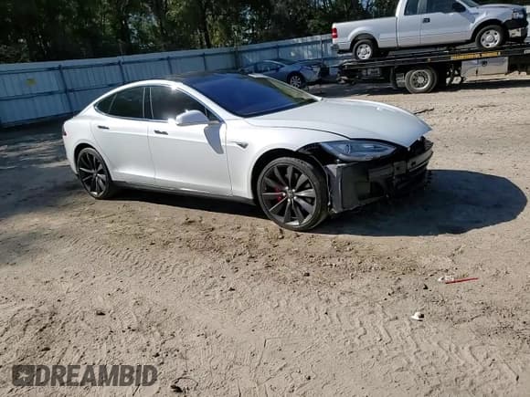 ✅ 2014 Tesla Model S 60 • VIN: 5YJSA1H14EFP44914 • Lot: 90991785. Wystawiony na Copart z przebiegiem 71 479 mil. Bezpłatny archiwum sprzedaży aukcyjnych z USA i szczegółowy raport historii pojazdu na DreamBid. Zdjęcie 14.