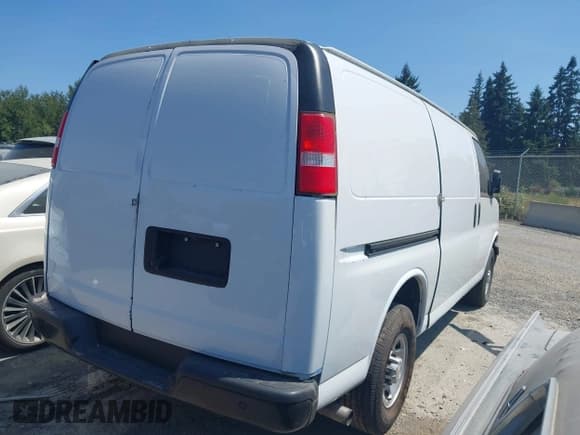 ✅ 2018 Chevrolet Express Cargo • VIN: 1GCWGAFP7J1343433 • Lot: 42780602. Wystawiony na IAAI z przebiegiem 121 170 mil. Bezpłatny archiwum sprzedaży aukcyjnych z USA i szczegółowy raport historii pojazdu na DreamBid. Zdjęcie 4.