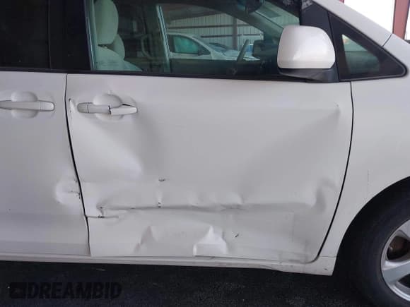 ✅ 2011 Toyota Sienna LE AAS • VIN: 5TDKK3DCXBS067004 • Лот: 43246241. Опубликован ранее на IAAI с пробегом 235 718 миль. Бесплатный доступ к архиву аукционных продаж из США и подробный отчёт об истории автомобиля на DreamBid. Изображение 6.