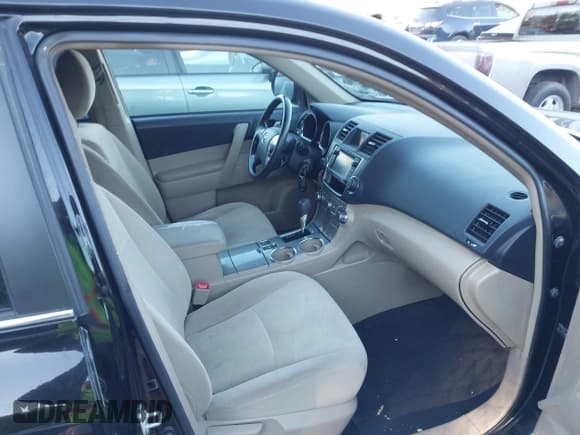 ✅ 2013 Toyota Highlander Plus • VIN: 5TDBK3EH2DS275195 • Lot: 43514405. Listed on IAAI with 134,489 mi. Free auction sales archive from the USA and detailed vehicle history report at DreamBid. Image 5.