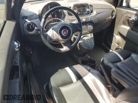 ✅ 2017 FIAT 500e • VIN: 3C3CFFGE9HT697784 • Lot: 66522865. Wystawiony na Copart z przebiegiem 47 838 mil. Bezpłatny archiwum sprzedaży aukcyjnych z USA i szczegółowy raport historii pojazdu na DreamBid. Zdjęcie 8.