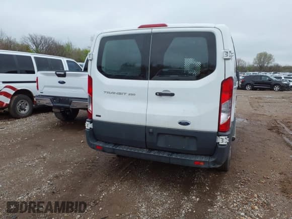 ✅ 2018 Ford Transit • VIN: 1FTYR1ZM6JKB17933 • Lot: 41777624. Wystawiony na IAAI z przebiegiem 225 123 mil. Bezpłatny archiwum sprzedaży aukcyjnych z USA i szczegółowy raport historii pojazdu na DreamBid. Zdjęcie 16.