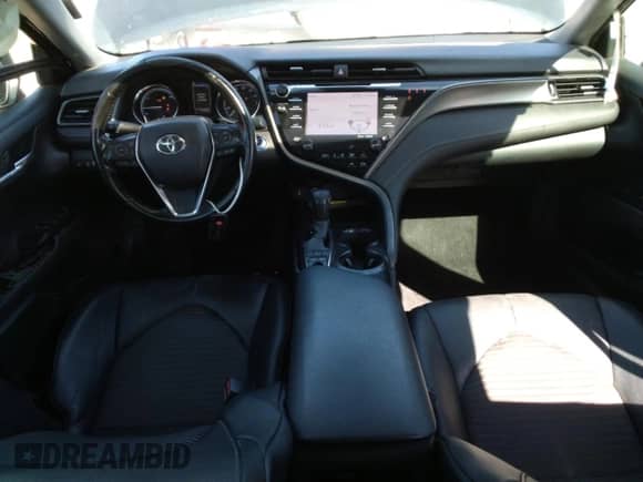 2020 Toyota Camry Hybrid SE z VIN 4T1J31AK3LU011990, wystawiony jako Copart lot #70181845 z przebiegiem 173 265 mil mil oraz Szkoda całkowita • Salvage title. Historia ofert i sprzedaży dostępna na DreamBid. Obrazek 8.