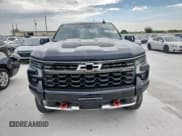 ✅ 2022 Chevrolet Silverado 1500 ZR2 • VIN: 3GCUDHEL3NG680812 • Lot: 67060195. Wystawiony na Copart z przebiegiem 54 660 mil. Bezpłatny archiwum sprzedaży aukcyjnych z USA i szczegółowy raport historii pojazdu na DreamBid. Zdjęcie 5.