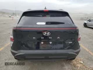 2024 Hyundai Kona SEL z VIN KM8HBCAB0RU103127, wystawiony jako Copart lot #71463955 z przebiegiem 94 189 mil mil oraz Szkoda całkowita • Salvage title. Historia ofert i sprzedaży dostępna na DreamBid. Obrazek 6.