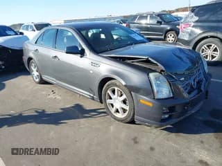 ✅ 2008 Cadillac STS RWD • VIN: 1G6DC67A980203400 • Lot: 43643365. Wystawiony na IAAI z przebiegiem 182 689 mil. Bezpłatny archiwum sprzedaży aukcyjnych z USA i szczegółowy raport historii pojazdu na DreamBid. Zdjęcie 1.