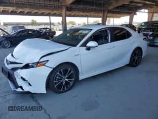 2020 Toyota Camry Hybrid SE z VIN 4T1G31AK3LU542830, wystawiony jako Copart lot #84293245 z przebiegiem Nie podano mil oraz Szkoda całkowita • Salvage title. Historia ofert i sprzedaży dostępna na DreamBid. Obrazek 1.