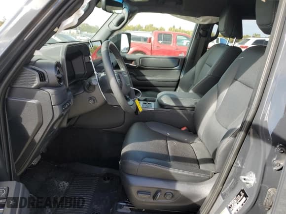 ✅ 2025 Toyota Land Cruiser 1958 Edition • VIN: JTEABFAJ3S5008796 • Lot: 82295245. Wystawiony na Copart z przebiegiem 10 557 mil. Bezpłatny archiwum sprzedaży aukcyjnych z USA i szczegółowy raport historii pojazdu na DreamBid. Zdjęcie 7.