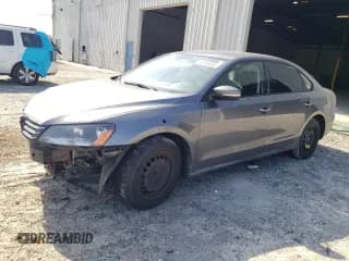 ✅ 2013 Volkswagen Passat S • VIN: 1VWAP7A34DC070832 • Лот: 62539825. Опубликован ранее на Copart с пробегом 222 116 миль. Бесплатный доступ к архиву аукционных продаж из США и подробный отчёт об истории автомобиля на DreamBid. Изображение 1.