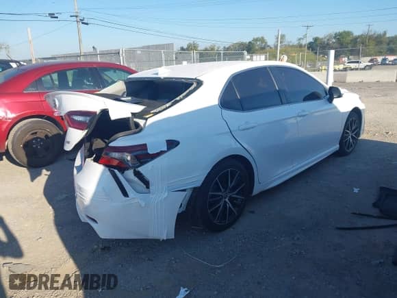 2022 Toyota Camry SE z VIN 4T1G11AK6NU058515, wystawiony jako IAAI lot #43327981 z przebiegiem 52 656 mil mil oraz . Historia ofert i sprzedaży dostępna na DreamBid. Obrazek 4.