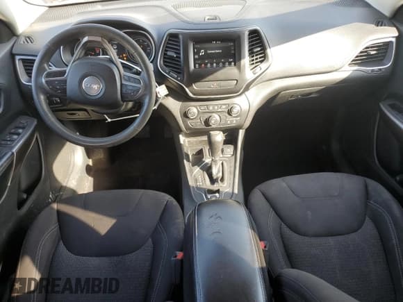 ✅ 2019 Jeep Cherokee Latitude • VIN: 1C4PJLCB1KD248280 • Lot: 92629355. Wystawiony na Copart z przebiegiem 121 563 mil. Bezpłatny archiwum sprzedaży aukcyjnych z USA i szczegółowy raport historii pojazdu na DreamBid. Zdjęcie 8.