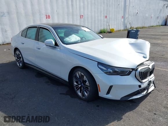 ✅ 2024 BMW i5 eDrive40 • VIN: WBY33FK07RCR27379 • Lot: 42882394. Wystawiony na IAAI z przebiegiem Nie podano. Bezpłatny archiwum sprzedaży aukcyjnych z USA i szczegółowy raport historii pojazdu na DreamBid. Zdjęcie 1.