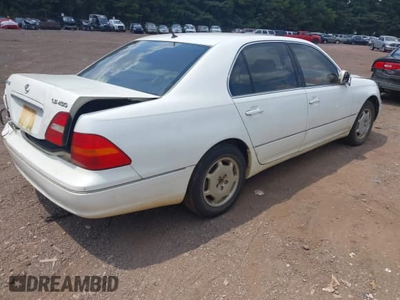 ✅ 2002 Lexus LS 430 • VIN: JTHBN30F820066944 • Lot: 43022820. Listed on IAAI with 230,603 mi. Free auction sales archive from the USA and detailed vehicle history report at DreamBid. Image 4.