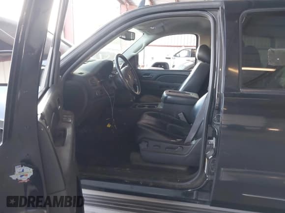 ✅ 2011 Chevrolet Suburban LT • VIN: 1GNSCJE06BR399016 • Lot: 43105701. Wystawiony na IAAI z przebiegiem 189 308 mil. Bezpłatny archiwum sprzedaży aukcyjnych z USA i szczegółowy raport historii pojazdu na DreamBid. Zdjęcie 5.