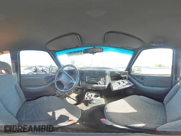 ✅ 1996 Chevrolet S-10 LS • VIN: 1GCCS1944T8170225 • Лот: 52858495. Опубликован ранее на Copart с пробегом 264 901 миль. Бесплатный доступ к архиву аукционных продаж из США и подробный отчёт об истории автомобиля на DreamBid. Изображение 13.