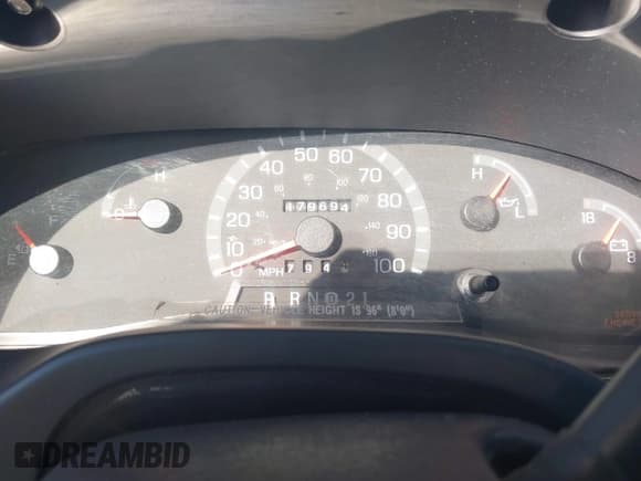 ✅ 1999 Ford Econoline Passenger XL • VIN: 1FBSS31L4XHB35799 • Lot: 43694161. Wystawiony na IAAI z przebiegiem 179 694 mil. Bezpłatny archiwum sprzedaży aukcyjnych z USA i szczegółowy raport historii pojazdu na DreamBid. Zdjęcie 7.