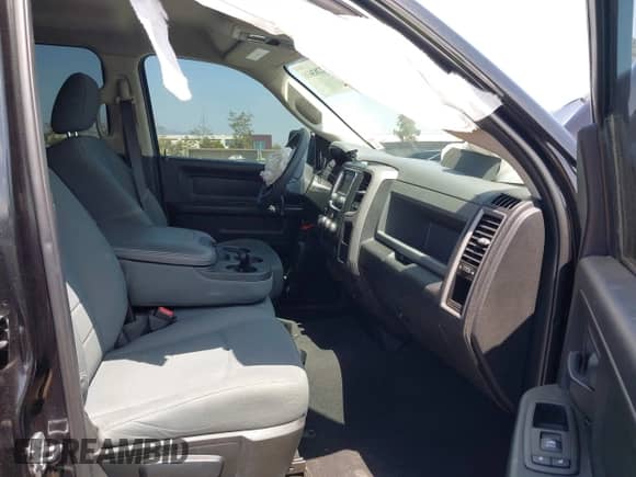 2018 Ram 1500 Tradesman z VIN 1C6RR6FTXJS100752, wystawiony jako IAAI lot #42283635 z przebiegiem 91 347 mil mil oraz . Historia ofert i sprzedaży dostępna na DreamBid. Obrazek 5.