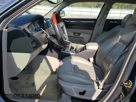 ✅ 2005 Chrysler 300 C • VIN: 2C3AA63H05H114917 • Lot: 87114425. Wystawiony na Copart z przebiegiem 143 258 mil. Bezpłatny archiwum sprzedaży aukcyjnych z USA i szczegółowy raport historii pojazdu na DreamBid. Zdjęcie 7.