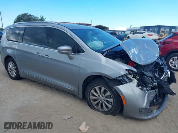 ✅ 2018 Chrysler Pacifica Touring L • VIN: 2C4RC1BG8JR287870 • Lot: 43314097. Wystawiony na IAAI z przebiegiem 147 153 mil. Bezpłatny archiwum sprzedaży aukcyjnych z USA i szczegółowy raport historii pojazdu na DreamBid. Zdjęcie 1.