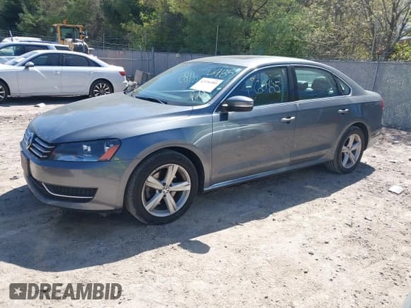 ✅ 2013 Volkswagen Passat SE • VIN: 1VWBH7A37DC086945 • Лот: 42156985. Опубликован ранее на IAAI с пробегом 164 312 миль. Бесплатный доступ к архиву аукционных продаж из США и подробный отчёт об истории автомобиля на DreamBid. Изображение 2.