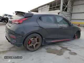 2022 Hyundai Veloster z VIN KMHT36AH7NU013979, wystawiony jako Copart lot #49101225 z przebiegiem 26 474 mil mil oraz Szkoda całkowita • Salvage title. Historia ofert i sprzedaży dostępna na DreamBid. Obrazek 3.