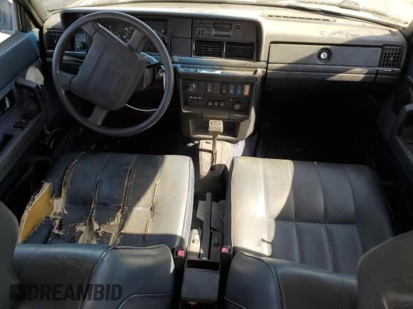 ✅ 1993 Volvo 240 • VIN: YV1AW8311P1955233 • Лот: 76514004. Опубликован ранее на Copart с пробегом 216 723 миль. Бесплатный доступ к архиву аукционных продаж из США и подробный отчёт об истории автомобиля на DreamBid. Изображение 8.