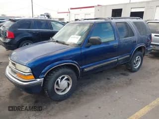 ✅ 1999 Chevrolet Blazer LS • VIN: 1GNDT13W0X2223207 • Lot: 41352241. Wystawiony na IAAI z przebiegiem 239 263 mil. Bezpłatny archiwum sprzedaży aukcyjnych z USA i szczegółowy raport historii pojazdu na DreamBid. Zdjęcie 2.