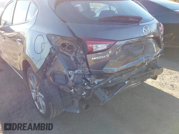 ✅ 2018 Mazda 3 Touring • VIN: 3MZBN1L38JM196030 • Lot: 43612362. Wystawiony na IAAI z przebiegiem 85 287 mil. Bezpłatny archiwum sprzedaży aukcyjnych z USA i szczegółowy raport historii pojazdu na DreamBid. Zdjęcie 6.