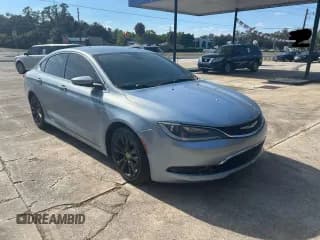✅ 2015 Chrysler 200 Limited • VIN: 1C3CCCAB2FN697869 • Lot: 93980295. Wystawiony na Copart z przebiegiem 127 349 mil. Bezpłatny archiwum sprzedaży aukcyjnych z USA i szczegółowy raport historii pojazdu na DreamBid. Zdjęcie 1.