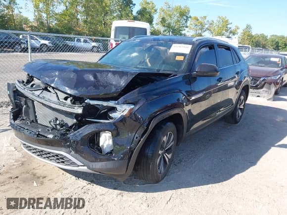 ✅ 2025 Volkswagen Atlas SE • VIN: 1V2LE2CA8SC208805 • Lot: 43202941. Listed on IAAI with 9,921 mi. Free auction sales archive from the USA and detailed vehicle history report at DreamBid. Image 2.