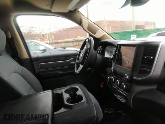 2019 Ram 1500 Big Horn z VIN 1C6RRFFG2KN904627, wystawiony jako IAAI lot #41581062 z przebiegiem 54 840 mil mil oraz . Historia ofert i sprzedaży dostępna na DreamBid. Obrazek 5.