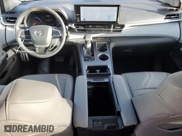 ✅ 2025 Toyota Sienna XLE • VIN: 5TDYRKEC8SS229758 • Lot: 81991785. Wystawiony na Copart z przebiegiem 6 670 mil. Bezpłatny archiwum sprzedaży aukcyjnych z USA i szczegółowy raport historii pojazdu na DreamBid. Zdjęcie 8.