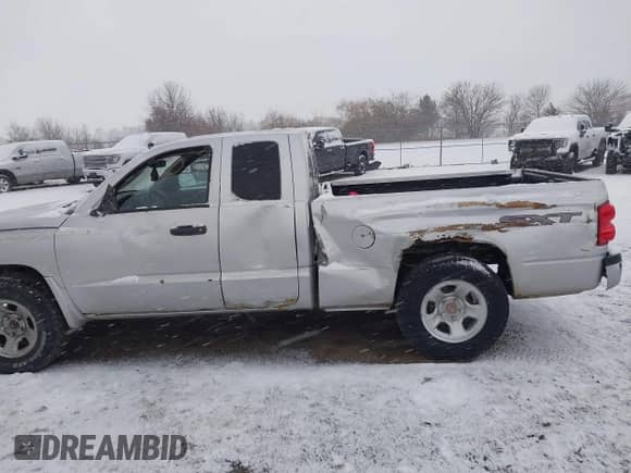 2007 Dodge Dakota ST z VIN 1D7HW22K87S256435, wystawiony jako IAAI lot #41036279 z przebiegiem 198 616 mil mil oraz . Historia ofert i sprzedaży dostępna na DreamBid. Obrazek 14.