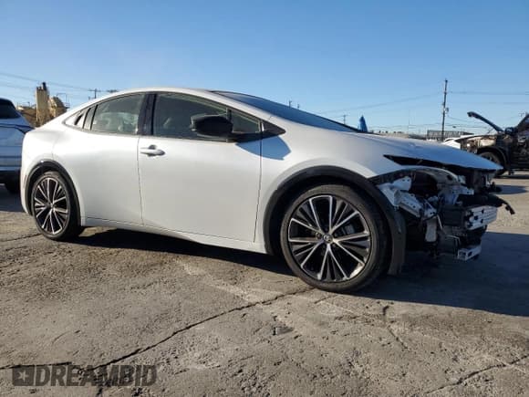 ✅ 2023 Toyota Prius XLE • VIN: JTDACAAUXP3012622 • Лот: 90627595. Опубликован ранее на Copart с пробегом 22 744 миль. Бесплатный доступ к архиву аукционных продаж из США и подробный отчёт об истории автомобиля на DreamBid. Изображение 4.