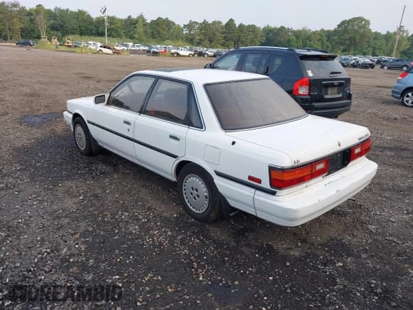 ✅ 1988 Toyota Camry LE • VIN: JT2SV22E5J3248025 • Lot: 42921735. Wystawiony na IAAI z przebiegiem 85 398 mil. Bezpłatny archiwum sprzedaży aukcyjnych z USA i szczegółowy raport historii pojazdu na DreamBid. Zdjęcie 3.