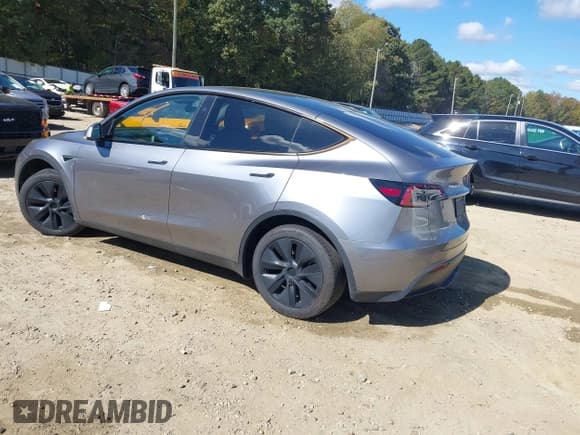 ✅ 2024 Tesla Model Y • VIN: 7SAYGDED4RA327324 • Lot: 43349470. Wystawiony na IAAI z przebiegiem 19 703 mil. Bezpłatny archiwum sprzedaży aukcyjnych z USA i szczegółowy raport historii pojazdu na DreamBid. Zdjęcie 3.