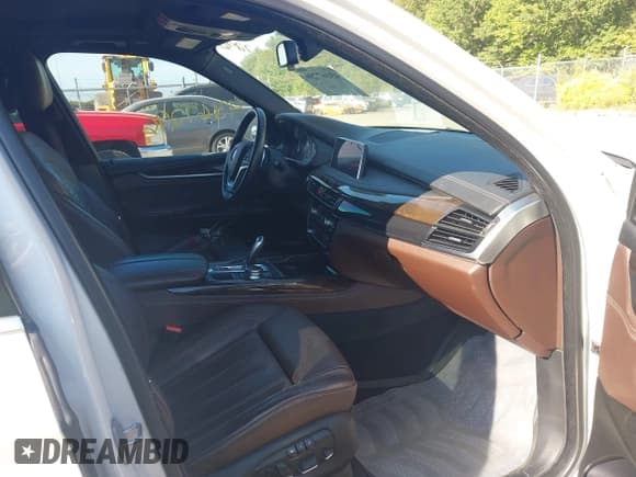 ✅ 2018 BMW X5 xDrive40e • VIN: 5UXKT0C58J0V98054 • Lot: 43167296. Wystawiony na IAAI z przebiegiem 86 450 mil. Bezpłatny archiwum sprzedaży aukcyjnych z USA i szczegółowy raport historii pojazdu na DreamBid. Zdjęcie 5.